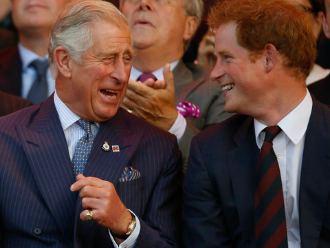 König Charles und Prinz Harry lachen ausgelassen