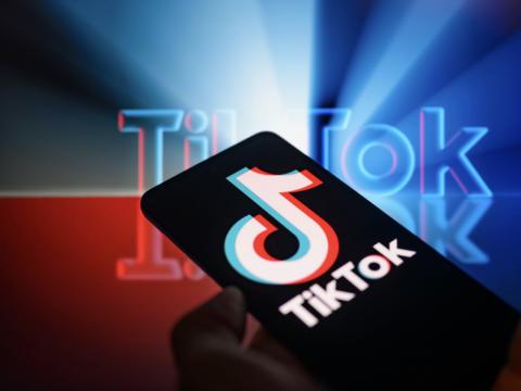 Handy mit der TikTok-App