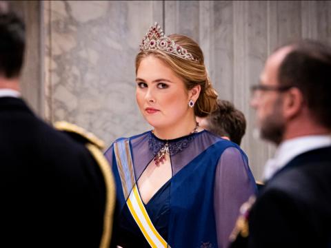 Prinzessin Amalia schaut ernst bei einem Bankett in den Niederlanden, 2024. 
