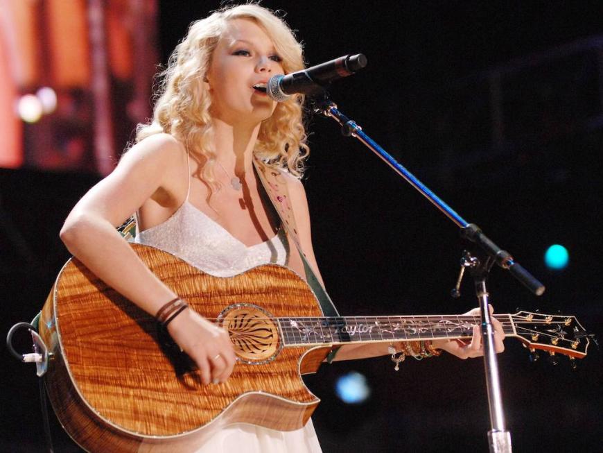 Taylor Swift 2007 mit einer Gitarre