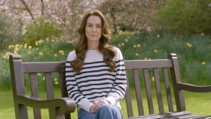 Prinzessin Kate zuversichtlich auf einer Parkbank in Windsor: Im März 2024 gibt sie ihre Krebsdiagnose bekannt 