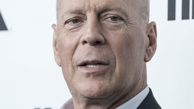 Bruce Willis guckt ernst