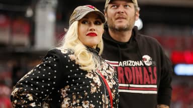 Gwen Stefani und Blake Shelton schauen nachdenklich. 