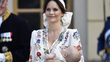 Prinzessin Sofia von Schweden mit ihrem Baby Prinz Julian auf dem Arm.