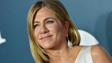  Jennifer Aniston lächelt leicht