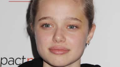 Shiloh Jolie-Pitt lächelt leicht