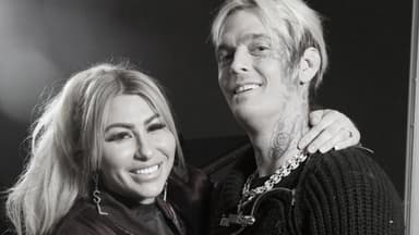 Aaron Carter und seine Freundin Melanie Martin in schwarz weiß.