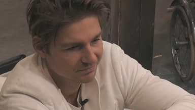 Jeremy Fragrance in seinem weißen Anzug bei "Promi Big Brother"