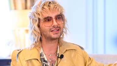 Bill Kaulitz sitzt auf einer Couch