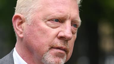 Boris Becker schaut ernst zur Seite