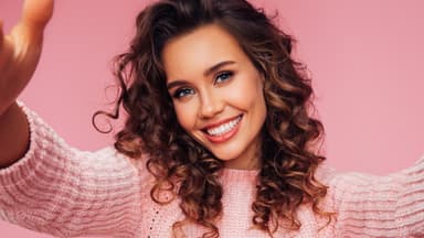 Frau mit Locken macht Selfie