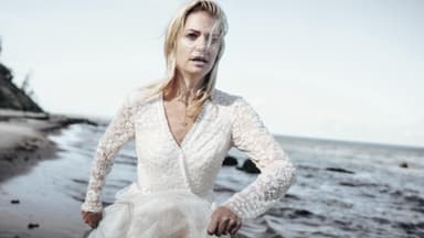 Susan Sideropoulos rennt am Strand