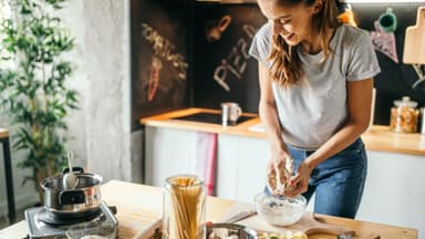 Frau bereitet gesunde Mahlzeit vor