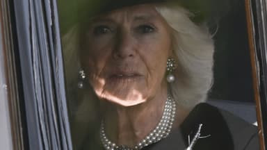 Queen Consort Camilla düster in einem Auto