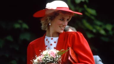 Lady Di im roten Kostüm 