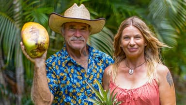 Konny und Manuela Reimann vor Palmenblättern