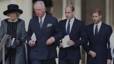 Queen Consort Camilla, König Charles III., Prinz William und Prinz Harry gehen zusammen.