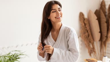 Frau mit sehr langen Haaren