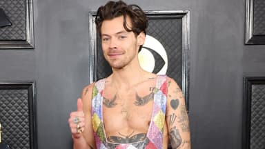 Harry Styles hält Daumen hoch