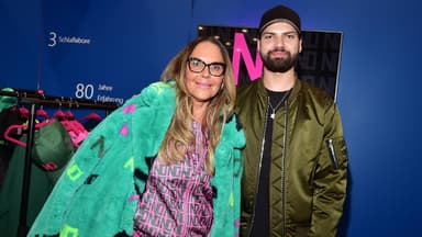 Natascha Ochsenknecht und Jimi Blue Ochsenknecht stehen nebeneinander und gucken ernst