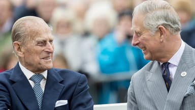 Prinz Philip und König Charles III. lachen sich an