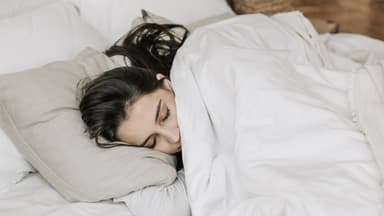 Frau schläft im Bett