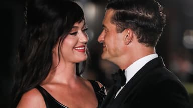 Katy Perry und Orlando Bloom gucken sich verliebt an