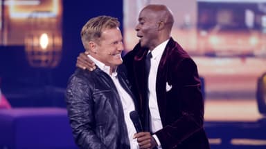 Dieter Bohlen und Bruce Darnell umarmen sich bei der ersten DSDS Liveshow