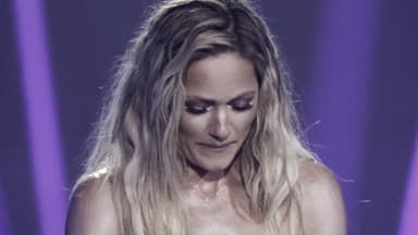 Helene Fischer guckt traurig auf den Boden