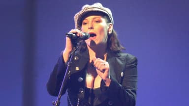 AnNa R. von Rosenstolz singt am Mikrofon