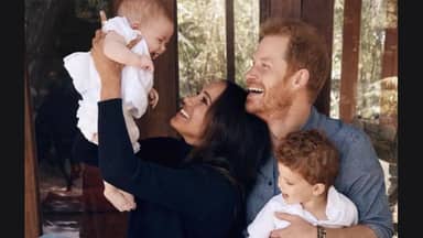 Familienbild der Sussexes: Meghan, Harry, Archie & Lilibet