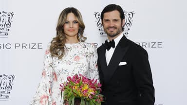 Prinzessin Sofia mit Blumenstrauß in der Hand und Prinz Carl Philip auf einem Event