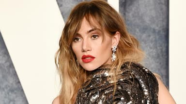 Suki Waterhouse trägt roten Lippenstift und Pailettenkleid zur Vanita Fair Party