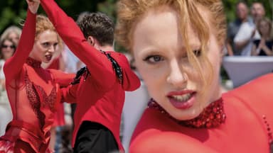 Anna Ermakova und Valentin Lusin beim "ZDF-Fernsehgarten", Anna guckt ernst