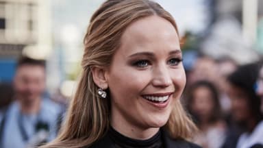 Jennifer Lawrence strahlt in Berlin in die Kamera.