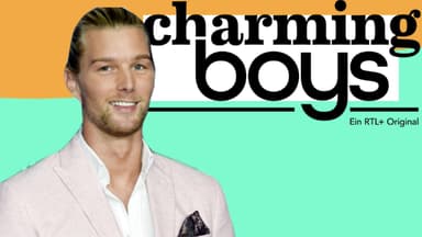 Kim Tränka lächelt vor "Charming Boys"-Logo