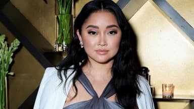 Lana Condor sieht ernst aus