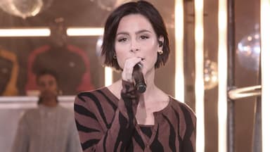 Lena Meyer-Landrut singt am Mikrofon