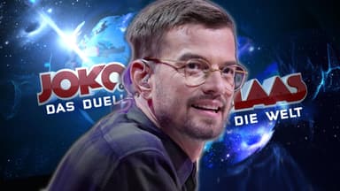 Joko Winterscheidt vor dem "Duell um die Welt"-Logo