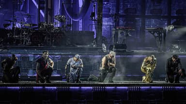 Rammstein kniet auf der Bühne