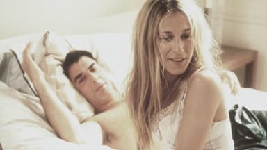 Carrie Bradshaw und Mr. Big liegen zusammen im Bett