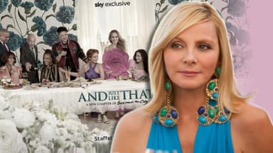 Kim Cattrall vor dem "And Just Like That ..."-Poster zu Staffel 2