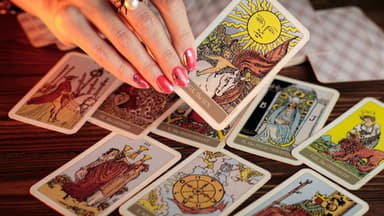 Hand nimmt Tarotkarte