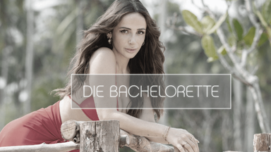 "Die Bachelorette" 2023 Jennifer Saro im roten Kleid & Logo verblasst