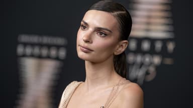 Emily Ratajkowski sieht traurig aus