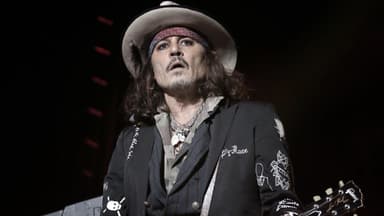 Johnny Depp spielt Gitarre auf der Bühne