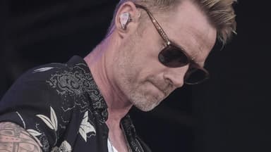 Ronan Keating schaut traurig nach unten