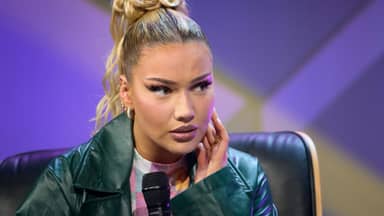 Shirin David sieht kritisch zur Seite