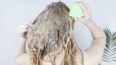 Frau testet die festen Shampoos von Öko-Test