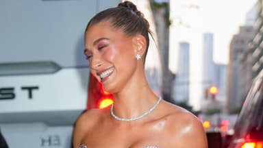 Hailey Bieber lacht glücklich